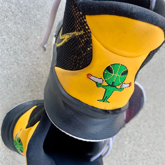 Kyrie NIKE 5 Youth  Boy Flytrap Basketball Yellow Athletic Lace Shoe - Picture 4 of 7